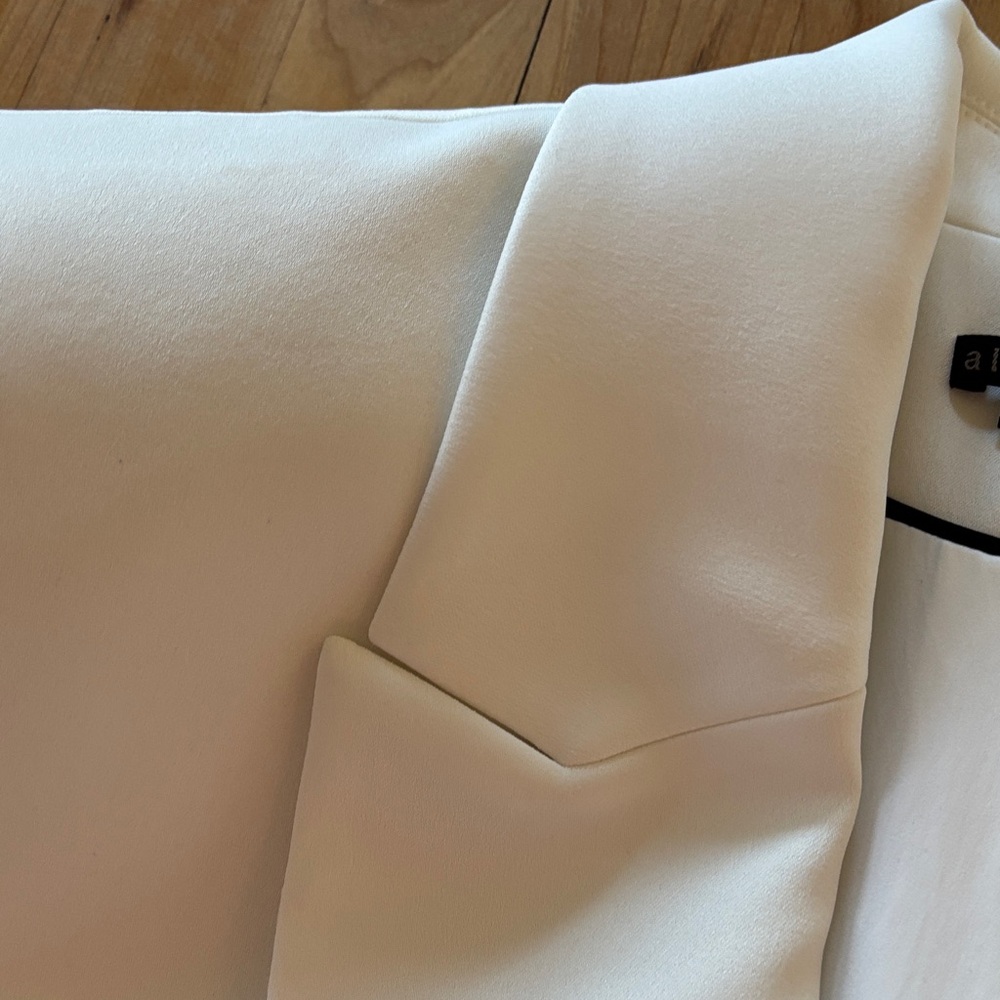 Alice + Olivia Classic White Blazer - Picture 4 of 9